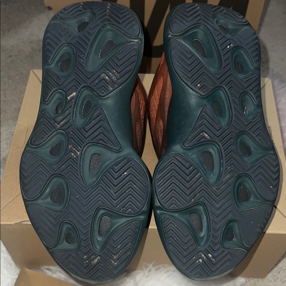 Adidas YEEZY 700 V3 Copper Fade - Picture 8 of 8